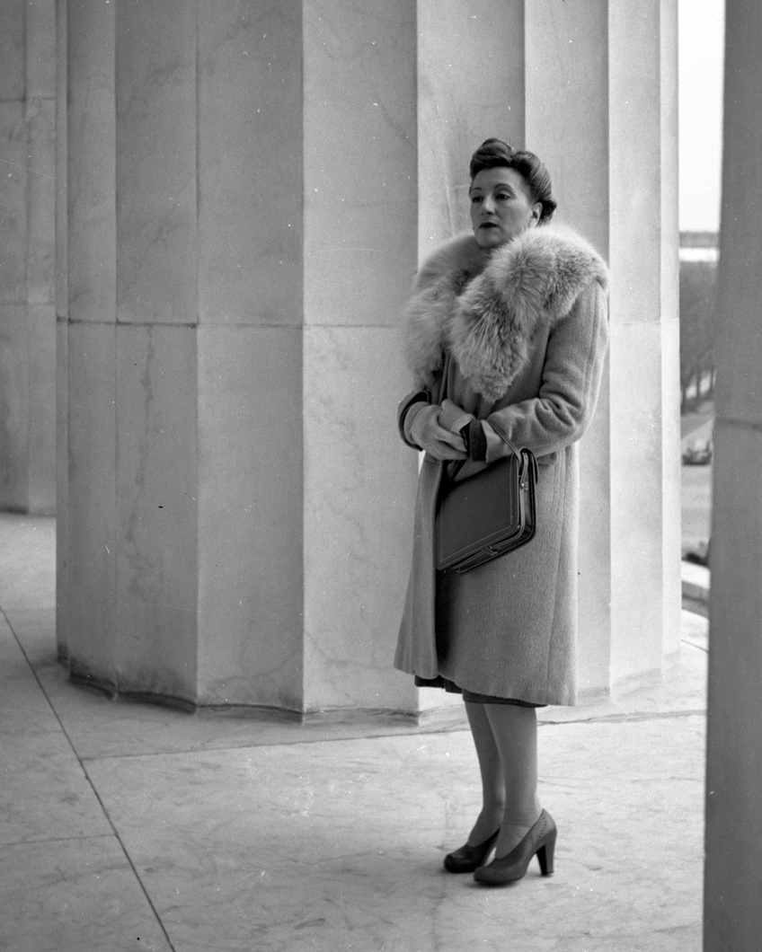 Esperanza Lopez Mateos in New York city 1948 in elegant clothing